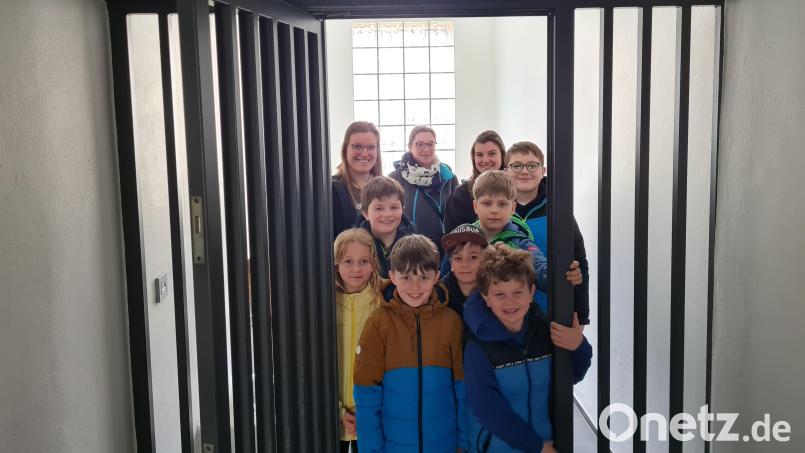 Die Buben und Mädchen der Kinderfeuerwehr Fuhrmannsreuth sahen sich genau in der Kemnather Polizeiwache um. Bild: Julia Bayer/exb