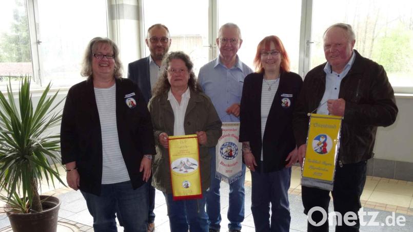 Die Zuchtbuchvorsitzende Michaela Huber (von links) und Bürgermeister Markus Bauriedel und Zuchtbuchvorsitzend Heike Huber (Zweiter von rechts) gratulierten Barbara Bach und Gerhard Lang und Manfred Becher (rechts) zu ihren Preisen. Bild: gz