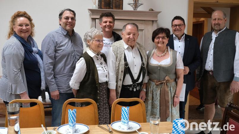Geburtstagsfeier im Hause Scherl. (von links): Claudia Mendel, Christian Glaab, Marianne Fleischmann, Kurt Scherl jun., Kurt Scherl sen., Angela Prechtl, Thomas Falter und Hans Prechtl. Bild: Rudolf Hirsch/exb