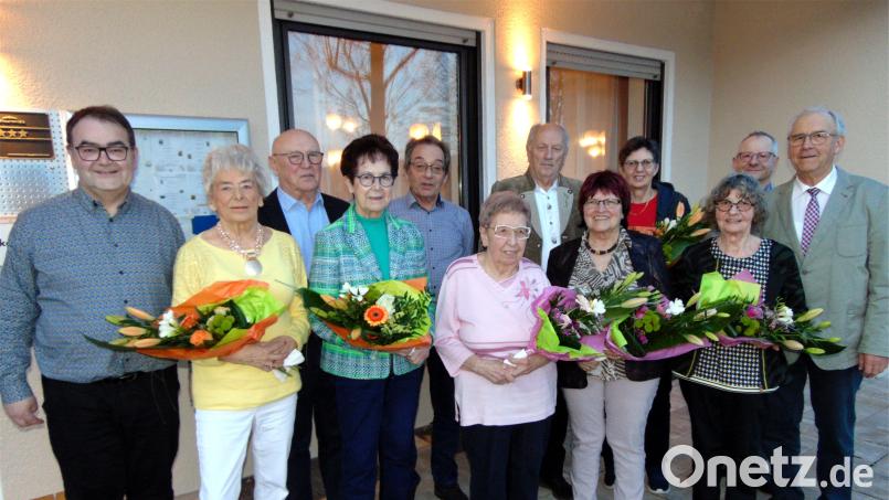Der Vorsitzende des KAB Ortsverbands Sulzbach, Jochen Weiß (rechts), ehrte gemeinsam mit Pfarrer und Präses Herbert Mader langjährige Mitglieder für ihre Treue.. Bild: fnk