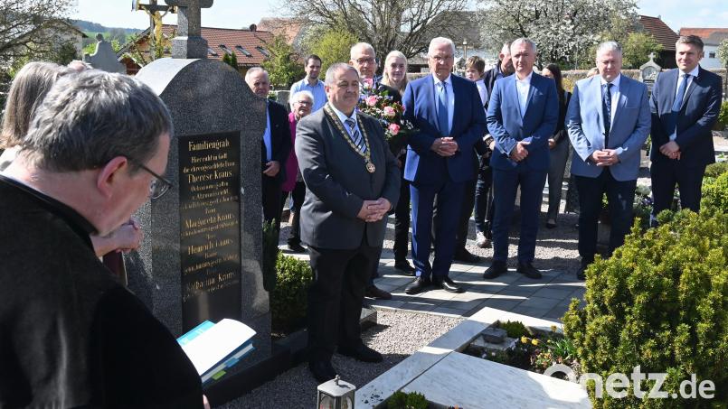 Gedenken am Grab von Emil Kraus. Das Bild zeigt (von rechts) CSU-Gemeinderat Cajetan Kredler, Landrat Richard Reisinger, MdL Harald Schwartz, Staatsminister Joachim Herrmann, 2. Bürgermeisterin Susanne Lindner, FW-Gemeinderat Hans Jürgen Zintl und Bürgermeister Peter Dotzler. Bild: Gerhard Franz