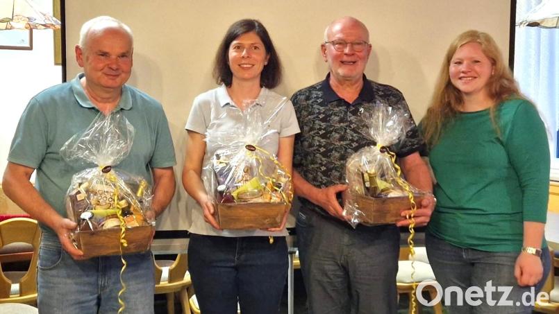 Verabschiedung von Vorstandschaftsmitgliedern durch die neue Vorsitzende Veronika Fuchs (rechts) für (von links) Günter Mertel, Michaela Seitz und Hubert Lang. Bild: no