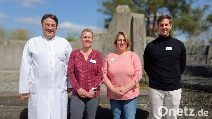 Ärztlicher Direktor Dr. Christian Glöckner und Klinikmanager Felix Sasse freuen sich, dass Mandy Fuchs (Zweite von links) nun Gerlinde Simon bei der Pflegedienstleitung unterstützt. Bild: Asklepios Klinik Oberviechtach/ Christina Portner
