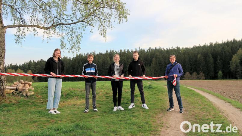 Zur Durchführung und Organisation des ersten Friedenfelser Kolping-Spendenlaufes trafen sich in der zurückliegenden Woche die stellvertretende Friedenfelser Kolping-Vorsitzende, Barbara Kasseckert, und die Ministranten Linus und Leonie Kaßeckert sowie Matthias und Milena Klöble (von rechts). Bild: bsc