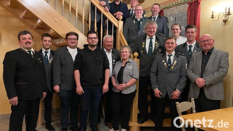Auf der Treppe von oben nach unten: Jugendleiter Michael Wurzer, Zweiter Bürgermeister Werner Schärtl, Sportleiter Matthias Bartmann, Zweite Schützenmeisterin Christina Braun, Rudolf Lindauer, Schützenmeister Werner Braun und Patricia Schneider sowie weitere Ehrengäste und Mitglieder des Vorstands. Bild: rfi