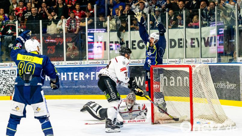 James Bettauer bejubelt den Treffer zum 3:1-Endstand für die Blue Devils Weiden. Der Ex-Hannoveraner sorgte damit für eine besondere Pointe im ersten Play-off-Finale. Bild: Elke Englmaier