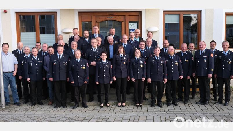 Der Landkreis ehrt zahreiche Aktive der Feuerwehren aus dem Inspektionsbereich Nord mit dem Ehrenzeichen erster und zweiter Klasse. Darunter auch die weiblichen Einsatzkräfte Julia Schleicher, Veronika Wilhelm und Christine Schleicher (Mitte, von links). Mit im Bild die Führungskräfte der Landkreisfeuerwehren, die Bürgermeister und der Landrat. Bild: Hirsch