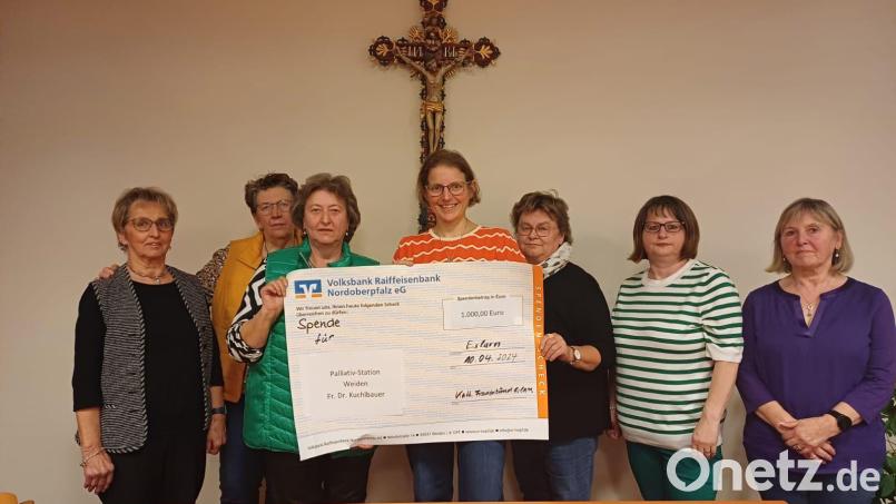 Der Vorstand des Frauenbunds um Vorsitzende Beate Roth (Dritte von links) überreicht Chefärztin Dr. Stephanie Kuchlbauer (Vierte von links) für die Palliativstation einen symbolischen Scheck von 1000 Euro. Bild: Karl Ziegler
