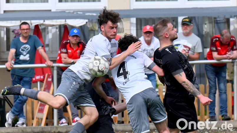 Die SpVgg SV Weiden musste in Regenstauf voll dagegenhalten. Bild: Werner Franken