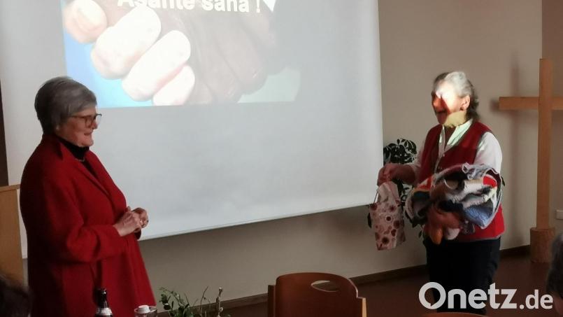 Dr. Annemarie Schraml, sie sich für Feuerkinder in Tansania engagiert, erhält einen Spende in Eslarn vom Seniorenkreis Goldener Oktober. Bild: Karl Ziegler