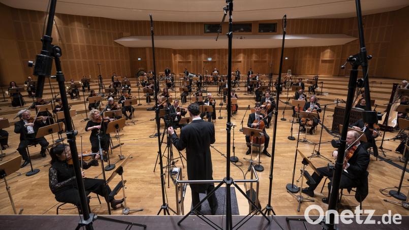 Modest Mussorgskis &quot;Bilder einer Ausstellung&quot; hautnah in den Orchesterreihen erleben: Die Augsburger Philharmoniker (hier bei der Aufnahme 2021 in Gersthofen) und Virtual Reality machen es möglich. Bild: Jan-Pieter Fuhr/exb