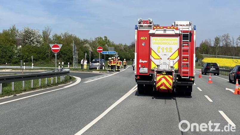 Durch die Wucht der Frontalkollision wurde der Mini in den Grünstreifen direkt an der A6-Auffahrt bei Ursensollen geschleudert. Bild: Feuerwehr Ursensollen