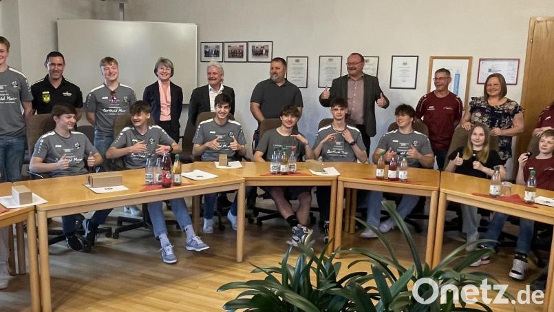 Gutgelaunte Sportlerinnen und Sportler nach der Ehrung im Rathaus in Freihung. Bild: Krones
