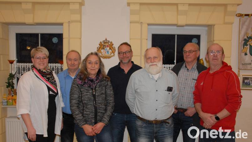 Der SPD-Ortsverein Schmidmühlen wählt einen neuen Vorstand (von links): stellvertretende SPD-Kreisvorsitzende Lisa Hartinger, Helmut Rothmeier, Vorsitzende Steffanie Krethlow, Markus Hackl, Manfred Schaller, Hermann Schutzbier und Marktrat Bernhard Tischler. Bild: pop
