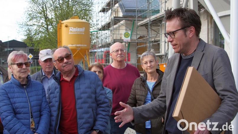 Der Rundgang durch die Baustelle begann am Bahnhofsplatz, wo die rund 100 Interessierten vom verantwortlichen Architekten Uwe Reil (rechts) empfangen wurden. Bild: wro