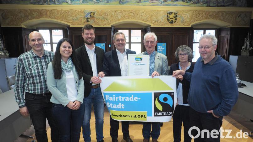 Die Fair-Trade-Steuerungsgruppe mit (von links) Bernd Scheller, Elisabeth Voit, Matthias Edtbauer sowie (von rechts) Andreas Karl und Brigitte Grüner ist am Ziel: Auerbach ist Fair-Trade-Town. Der Ehrenbotschafter vom Verein Transfair, Manfred Holz (Dritter von rechts), überreicht das Zertifikat an Bürgermeister Joachim Neuß (Mitte). Bild: kek