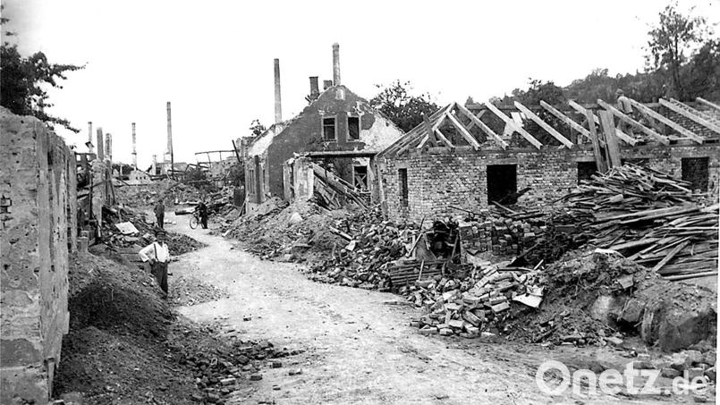 Das Bild zeigt die Vogelstraße einige Zeit nach dem Angriff auf Schwandorf am 17. April 1945. Im Hintergrund sind die Kamine der Tonwarenfabrik zu sehen. Heute stehen dort Supermärkte. Bild: Archiv Schaffer/Foto Schwarz/exb
