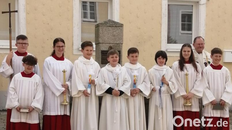 Vier Buben empfingen heuer ihre Erste Heilige Kommunion. Zur Erinnerung stellten sie sich mit Pfarrer Heribert Stretz (hinten, rechts) und den Ministranten für ein Foto auf. Bild: Markus Prechtl/exb