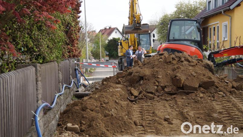 Bürgermeister Rudolf Teplitzky machte sich ein Bild von den Baumaßnahmen in der Straße "Dreifaltigkeit", die nach der Verlegung der neuen Wasserleitung und dem Einbau von Revisionsschächten in jedes Anwesen mit dem Vollausbau der maroden Straße bis zum Herbst abgeschlossen sein werden. Bild: wel
