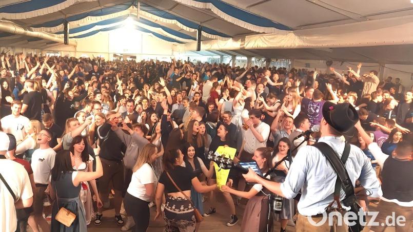 In prächtiger Feierlaune zeigten sich die jungen Gäste beim Kreis-Kirwa-Warm-Up im Festzelt am Sportgelände des SV Sorghof. Die Band &quot;GröGötzWeißBir&quot; hielt das Publikum bei bester Stimmung. Bild: Ertl, Willi