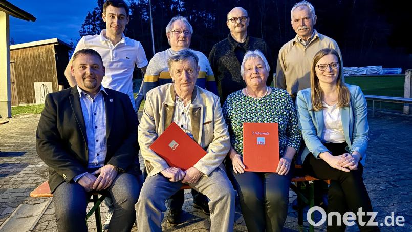 Der im Amt bestätigte Vorstand des SPD-Ortsvereins mit den geehrten Mitgliedern Alfred Stingl und Johanna Ludwig (vorn Mitte) Bild: Eichl