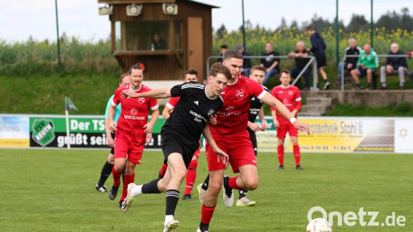 Der TSV Reuth darf sich als Gewinner des Wochenendes im Abstiegskampf der Kreisliga Nord fühlen. Sandor Balogh (schwarzes Trikot) und seine Teamkollegen schossen die DJK Irchenrieth (im Zweikampf Michell Pscherrer) mit 4:0 ab. Bild: Dieter Jäschke