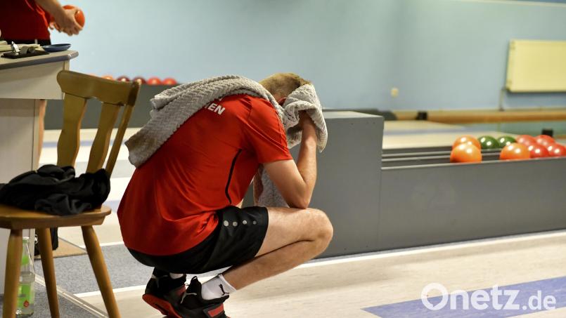 Riesenenttäuschung bei den Bayernliga-Keglern von Fortuna Neukirchen (im Bild Christopher Hiltl). Das Heimspiel gegen Lauf ging verloren, damit auch der erhoffte Titelgewinn. Bild: Hubert Ziegler