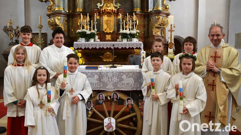Bei einem Festgottesdienst feiern (von links) Emma, Damien, Toni und Thea in Ehenfeld Erstkommunion. Mit ihnen freuen sich Pfarrer Johann Hofmann und Gemeindereferentin Barbara Schlosser. Bild: fdl