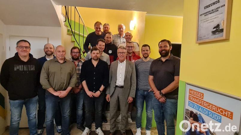 Die gewählte Vorstandschaft mit Bürgermeister Franz Stahl und Jürgen Steinhauser (rechts), Vorsitzender des ATSV-Hauptvereins. Bild: ATSV Tirschenreuth/exb