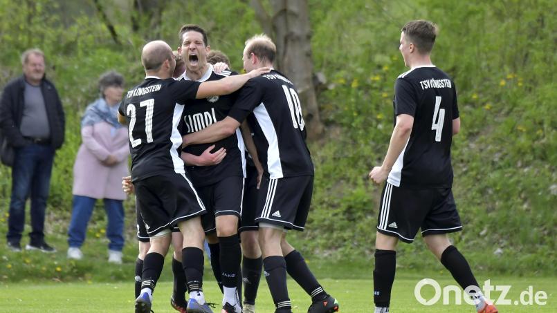 Udo Hagerer wird nach seinem zweiten Treffer von seinen Mitspielern Julian Taubmann, Bernd Holzwarth und Stefan Pirner geherzt: Der Top-Torjäger der Kreisliga Süd entschied das Spitzenspiel gegen Inter Bergsteig mit drei Toren. Bild: Hubert Ziegler
