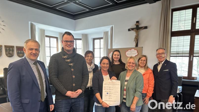 Neue Partner unterzeichneten die Charta für schwerstkranke und sterbende Menschen. Von links Landrat Roland Grillmeier, Johannes Großmann vom Sozialteam, Angelika Landgraf vom BRK-Kreisverband Tirschenreuth, Daniela Haas von der Katholischen Jugendfürsorge, Daniela Peintinger von der Gesundheitsregion plus Nordoberpfalz, Erika Schmidt vom Heilpädagogischen Zentrum Irchenrieth, Netzwerkkoordinatorin Doris Wagner-Zeeh und Weidens Dritter Bürgermeister Reinhold Wildenauer. Bild: Landratsamt Tirschenreuth/exb