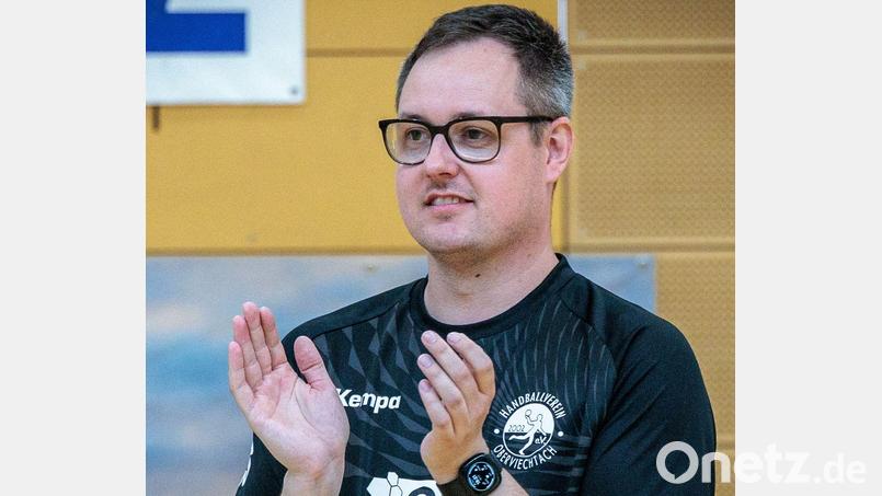 Trotz Niederlage im letzten Saisonspiel ist der Oberviechtacher Trainer Mathias Stangl mit den Leistungen seines Meisterteams zufrieden. Bild: Guenter Uschold