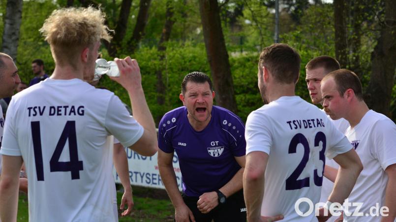 Klare Ansage von Detag-Trainer Tom Gietl in der Trinkpause. Die Wernberger siegten gegen die SG Silbersee mit 3:2. Bild: ham