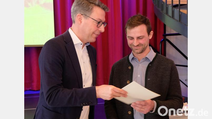 Ein hoher staatlicher Zuschuss ist Toni Neumann für sein Bauvorhaben &quot;Klosterhof 20&quot; sicher. Persönlich überreichte Minister Markus Blume dem Bauherrn den Förderbescheid zur Instandsetzung des ehemaligen klösterlichen Landwirtschaftstraktes Bild: do