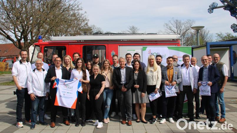 Werbepartner und Sicherheitskräfte wurden bei der Pressekonferenz des Organisations-Teams des 12. NOFI-Laufs über den Stand der Vorbereitungen informiert und bekamen dabei auch das neue Finisher-Shirt präsentiert. Bild: prh