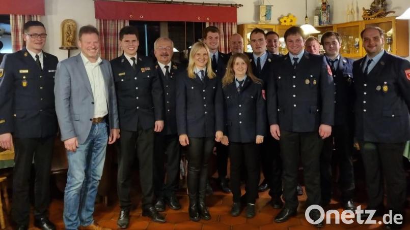 Die Vorstandschaft mit den Ehrengästen (von links): Kreisbrandinspektor Armin Daubenmerkl, Bürgermeister Alwin Märkl, Kreisbrandmeister Dominik Ernst, Ehrenkreisbrandrat Fredi Weiß, Julia Viehauser, Philipp Koch, Michael Koch, Elisabeth Schmidl, Dominik Baumer, Tobias Grosser, Patrick Bamler, Martin Schießlbauer, Felix Schatz, Michael Baumer Bild: Anna-Lena Schlosser/exb