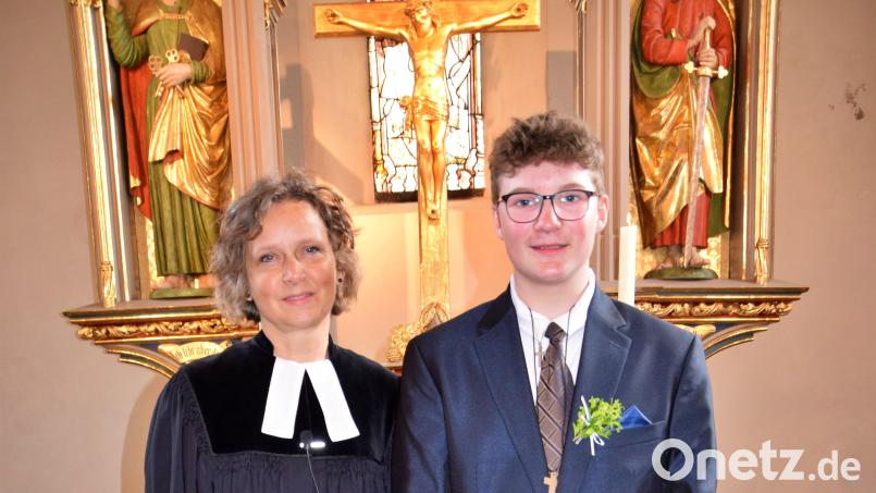 Konfirmand Leo Klischewski aus der Hirschbacher Kirchengemeinde mit Pfarrerin Renate Schauer in Eschenbach. Bild: hdk