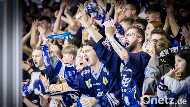 Die Fans der Blue Devils Weide bejubelten den Sieg im ersten Play-off-Final-Spiel. Die Gäste der Hannover Scorpions betrieben eher &quot;psychologische Kriegsführung&quot;. Bild: Tobias Neubert