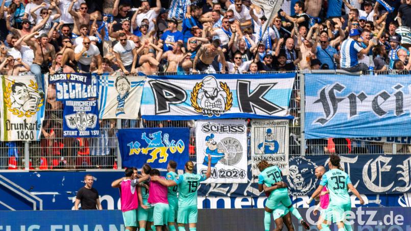 Die Sechziger feiern vor ihren Fans das 1:0 von Morris Schröter. Bild: Sascha Janne