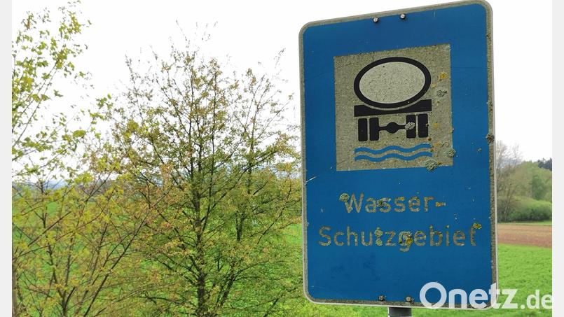 Die einzige Quelle Oberviechtachs in freier Flur liegt im Wasserschutzgebiet „Vogelöd“ nahe der Stadt. Eine Abstimmung im Stadtrat betrifft die Landwirte, die hier Flächen bewirtschaften. Bild: Portner