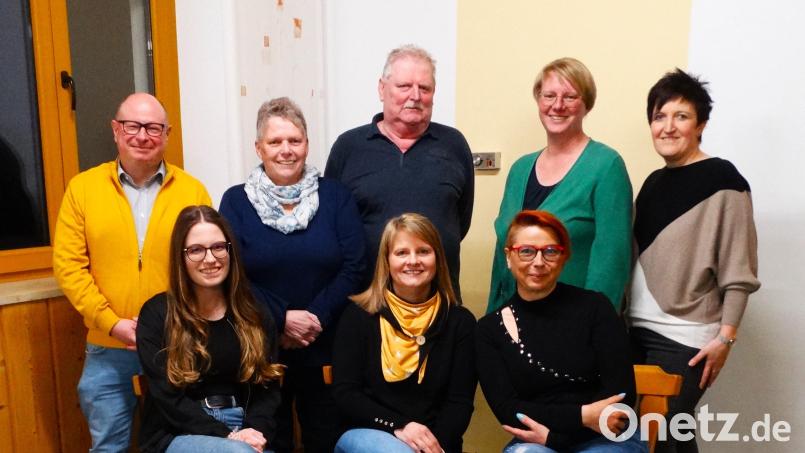Der neue Vorstand des SV Trevesen mit (hinten, von links) Mario Heinl, Elisabeth Fenzl, Werner Schultes, Monika König und Tanja Wegmann sowie (sitzend, von links) Pia Wegmann, Beate Sporrer und Lydia König. Bild: SV Trevesen/exb