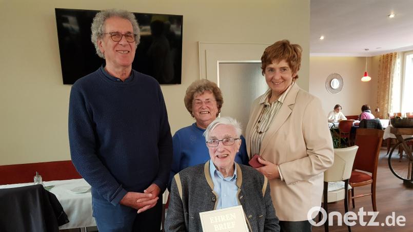 Pädagoge Otto Rolle erhielt für seine 50-jährige treue Mitgliedschaft beim BLLV die Ehrenurkunde von der Vorsitzenden des Kreisverbands Vohenstrauß, Martina Maier (rechts), überreicht. Dazu gratulierten Vorstandsmitglied Alfons Raab und seine Ehefrau Helene Rolle. Bild: gi