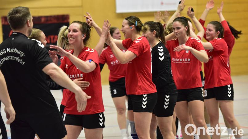 Die Spielerinnen der HSG Nabburg/Schwarzenfeld können sich freuen: Sie haben kampflos den Klassenerhalt geschafft. Bild: mhs
