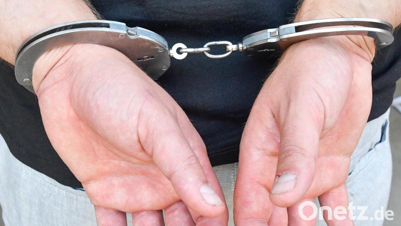 Die Handschellen klicken am Wochenende in Kohlberg. Die Polizei nimmt dort einen Einschleichdieb auf frischer Tat fest. Symbolbild: Petra Hartl