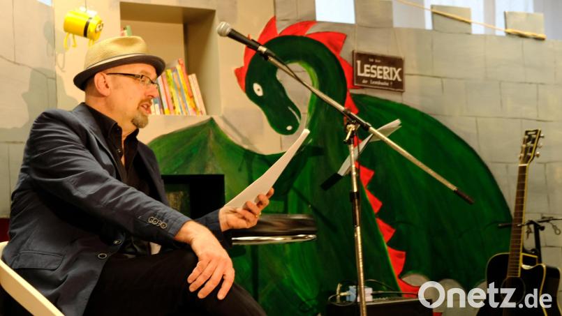 Hubert Treml gastiert in der Bücherei in Schwarzenfeld als Textdichter mit Lesung und musikalischen Beiträgen. Bild: mab