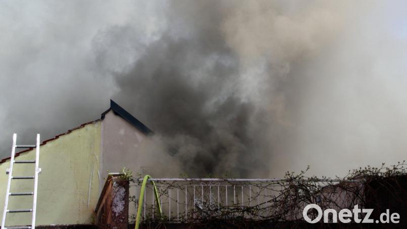 Auf dem Dach einer Firma war am Samstag in der Wellucker Straße in Auerbach ein Brand ausgebrochen. Bild: Jürgen Masching