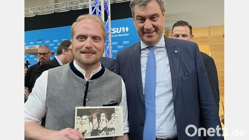 Ministerpräsident Markus Söder gibt beim Ehrenamtsempfang der CSU Christian Schießl ein Autogramm. Bild: slu