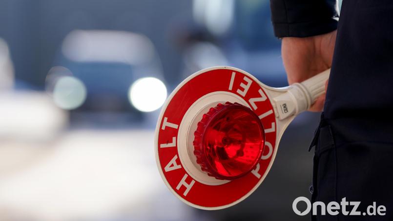 Ein Polizist hält eine Anhaltekelle in der Hand. Die Oberpfälzer Polizei will die Kontrollen verstärken. Symbolbild: Marcus Brandt/dpa