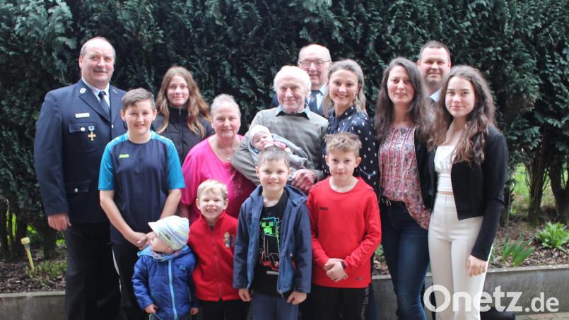 Im Kreis seiner Familie feiert Josef Weigl seinen 70. Geburtstag feiern. Es gratuliert auch eine Abordnung der Feuerwehr Tiefenbach. Bild: Nikolaus Scherr/exb