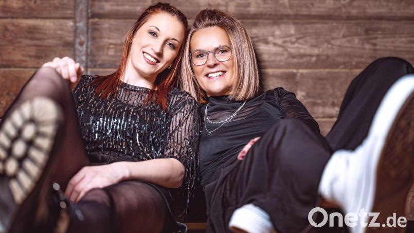 Laura Stier aus Bärnau (links) und Rosi Zeitler aus Wildenau sind die Frisörinnen im &quot;Schachtl-Boder&quot;. Bild: Kerstin Wegmann/exb